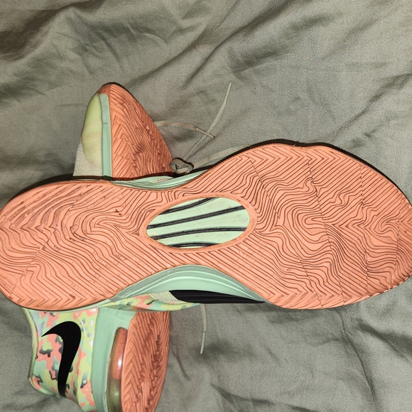 Men’s Nike KD basketball shoes, size 11 Lime green and orange camo pattern heel - Picture 2 of 4